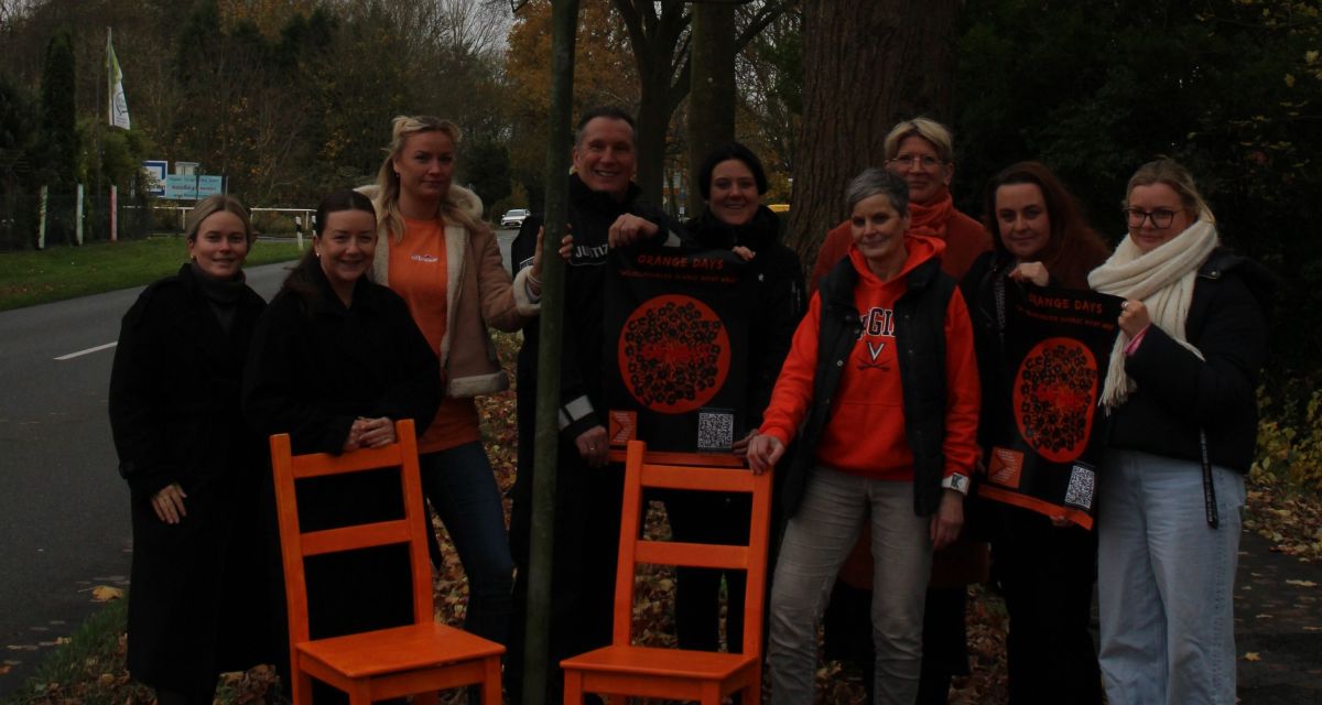 Auf dem Foto sind zu sehen, von links: Leah Uhlhorn und Alina Girschele (Jugendamt), Marnie Menkens (Geschäftsführerin VKP), Andreas Brunken (JVA), Britta Hollmann (Landesbühne), Nicole Biela (Gleichstellungsbeauftragte WHV), Petra Lüke (
