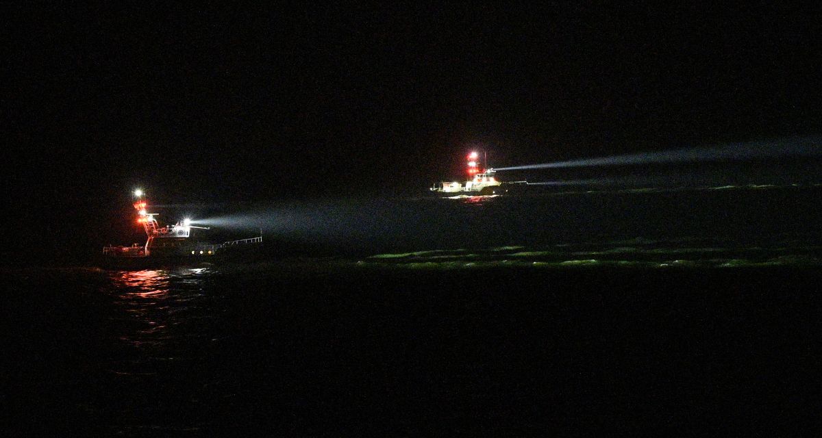 Zwei Seenotrettungskreuzer der Deutschen Gesellschaft zur Rettung Schiffbruechiger (DGzRS) bei einer naechtlichen Suchuebung auf der Nordsee