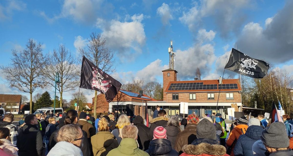 Eine Menschenmenge bei einer Kundegebung gegen Rechts Am Markthamm Zetel. Es werden Fahnen