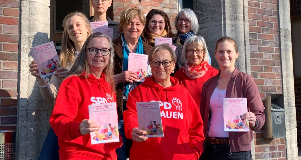 Auf dem Foto sind die Organisatorinnen der Veranstaltungen zum Internationalen Frauentag im Raum Friesland-Wittmund-Wilhelmshaven zu sehen. Sie stehen auf den Stufen des Kreisamtes in Jever und zeigen die Broschüre, die als Veranstaltungskalender gestaltet wurde.
Hinten (von links): Christina Jaroni (Volkshochschule Friesland-Wittmund), Joann Hagen (Gleichstellungsbeauftragte Zetel), Hanna Helms (ökumenischer Arbeitskreis), Bea Dietrich (Frauenunion Friesland) und Heike Fischer (Landfrauenverein Friesische Wehde).
Vorne (von links): Elke Vredenberg und Marianne Rasenack (beide SPD Frauen), Irene Janßen (ökumenischer Arbeitskreis) und Ann-Kathrin Cramer (Gleichstellungsbeauftragte Landkreis Friesland).