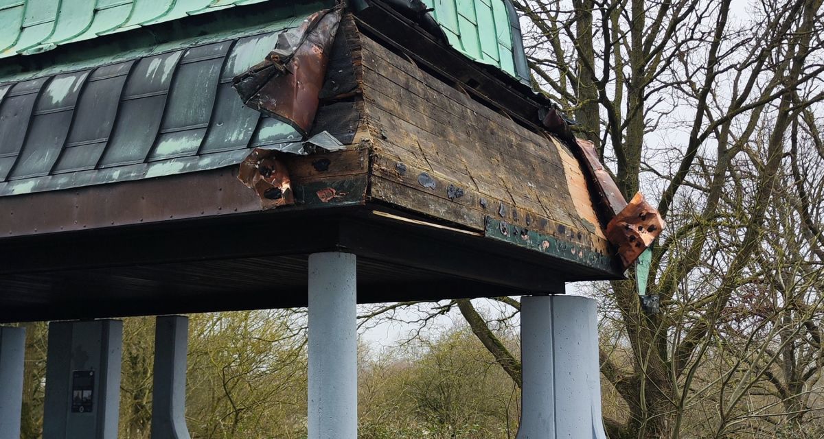 Zu sehen ist der Pavillon am Rüstringer Berg in Wilhelmshaven, von dem unbekannte Täter große Teile der Kupferverkleidung gestohlen haben.