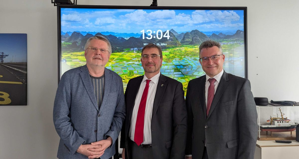 Zu sehen sind der Hauptgeschäftsführer des Deutschen Landkreistags Prof. Dr. Hans-Günter Henneke, Frieslands Landrat und Vizepräsident des DLT Sven Ambrosy (SPD) und Präsident des DLT Landrat Dr. Achim Brötel.
