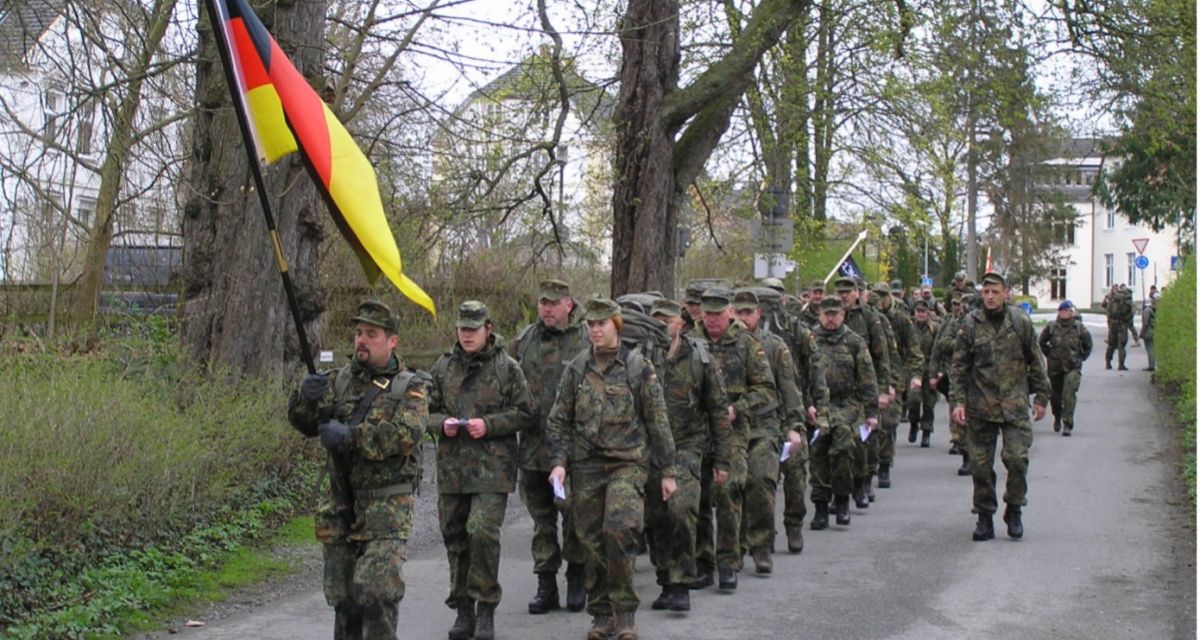 Soldat*innen der Bundeswehr beteiligen sich am Gedenkmarsch für die gefallenen Soldaten Hauptfeldwebel Nils Bruns, Stabsgefreiter Robert Hartert und Hauptgefreiter Martin Augustyniak, die am 2. April 2010 beim 
