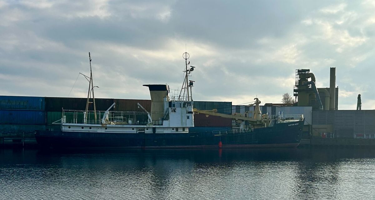 Der Dampftonnenleger Kapitän Meyer liegt am Kanal in Wilhelmshaven. 
