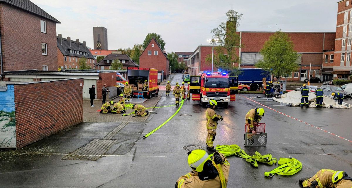 Zu sehen sind die Einsatzkräfte von Feuerwehr und THW wie sie mit dem Notfallverbund Kulturgut eine Übung beim Stadtarchiv Wilhelmshaven durchführen.