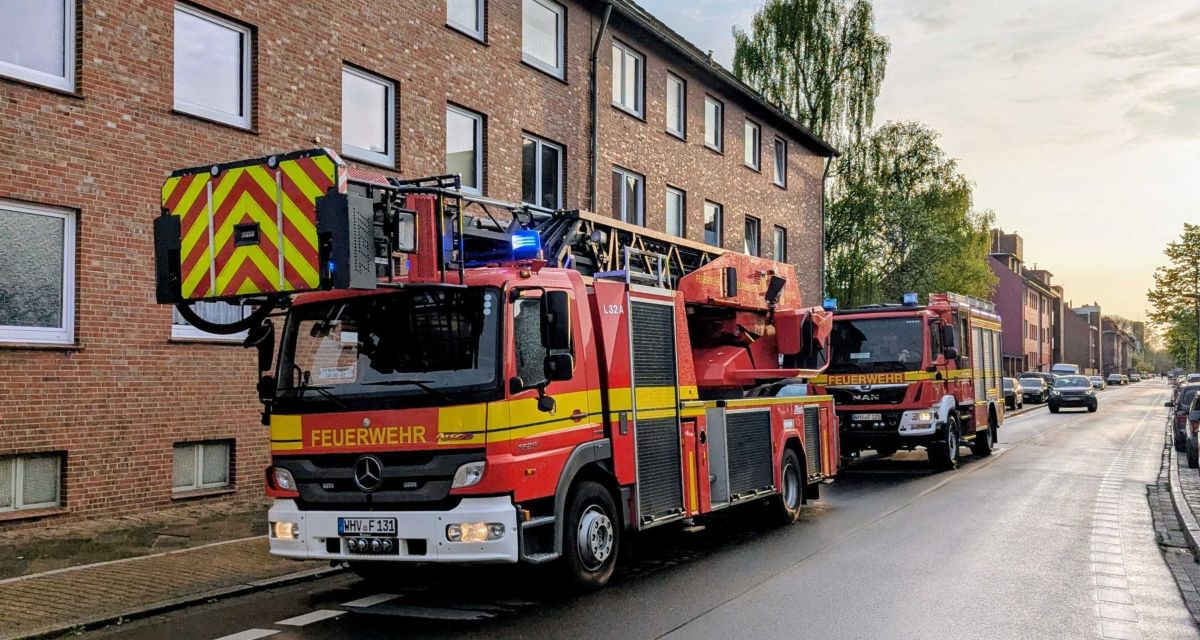 Zu sehen sind Fahrzeuge der Feuerwehr Wilhelmshaven.