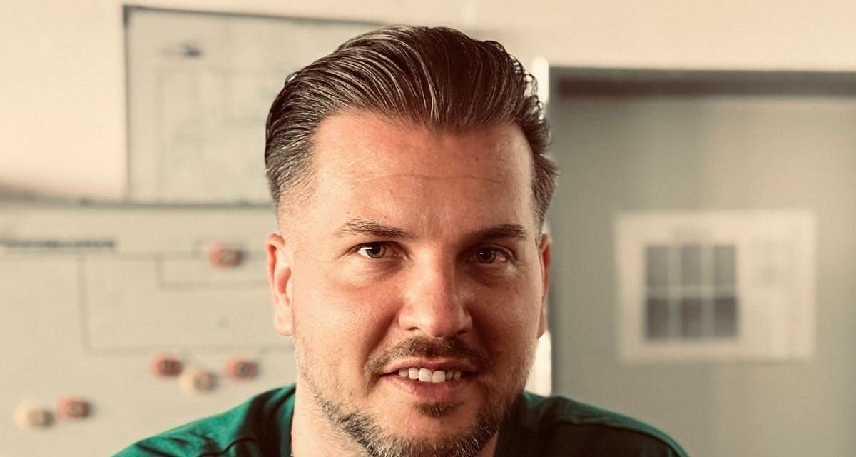 Tatöwierter Trainer im Brustpotrait in Kabine