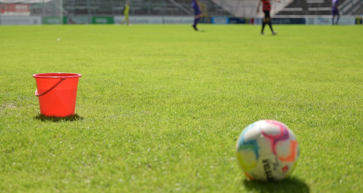 Ein Fußball liegt auf dem Spielfeld des Jadestadion