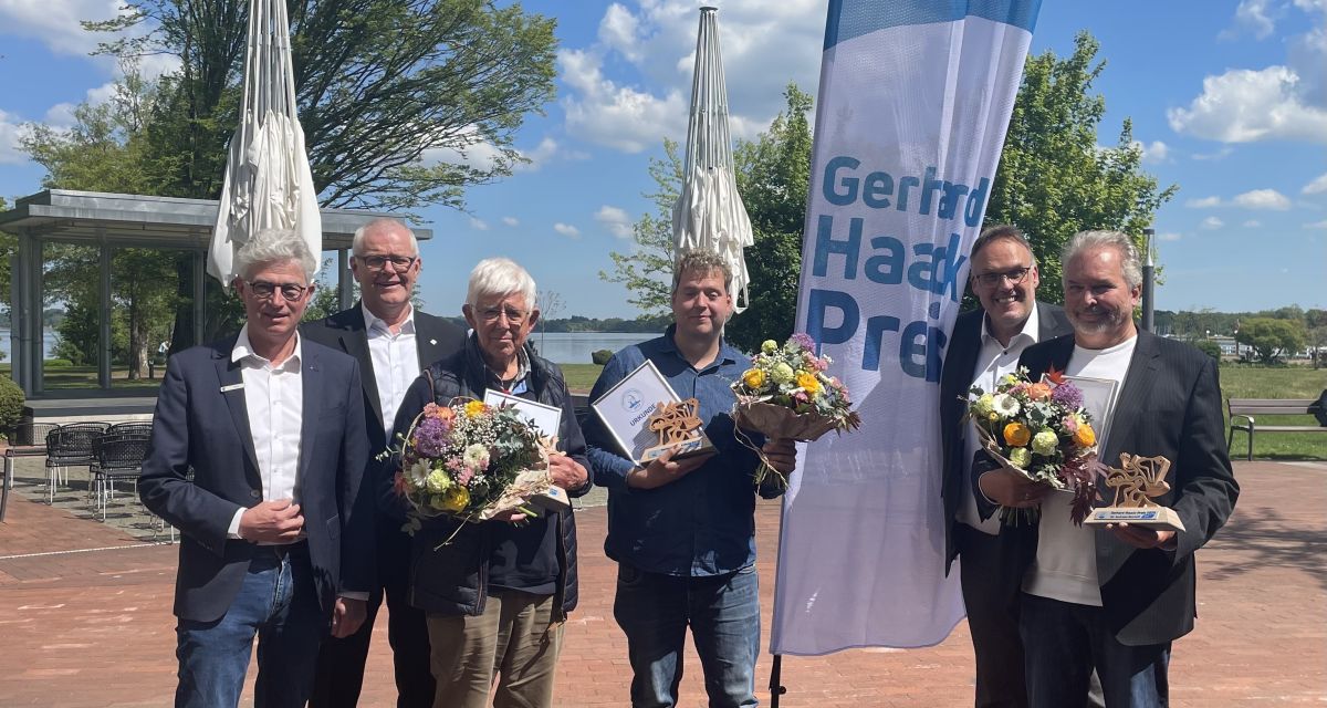 Zu sehen sind sechs Männer im Freien bei sonnigen Wetter nach einer Preisverleihung: v.l. zwei Funktionsträger der GPS, Dieter Albers, jan Kleen, Klaus puschmann, Andreas Retzlaff