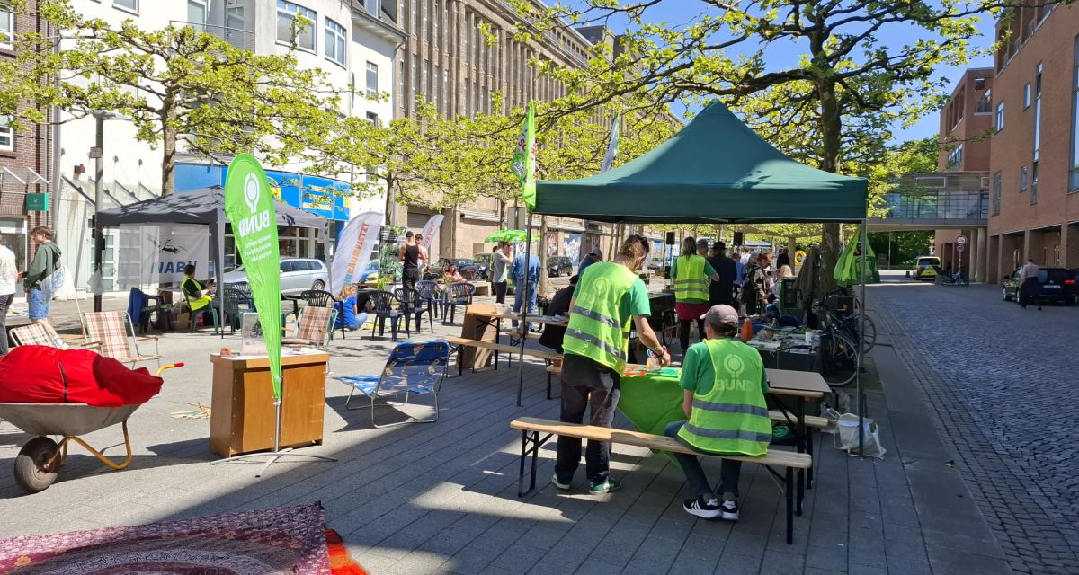 Informationsstände und viele Sitzgelegenheiten auf der Rambla in wilhelmshaven