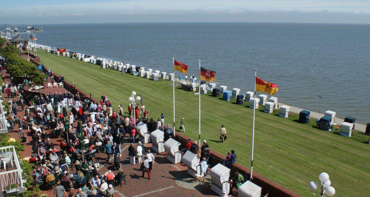 Zu sehen ist eine Menschenmenge auf der Promenade des Wilhelmshavener Südstrands.