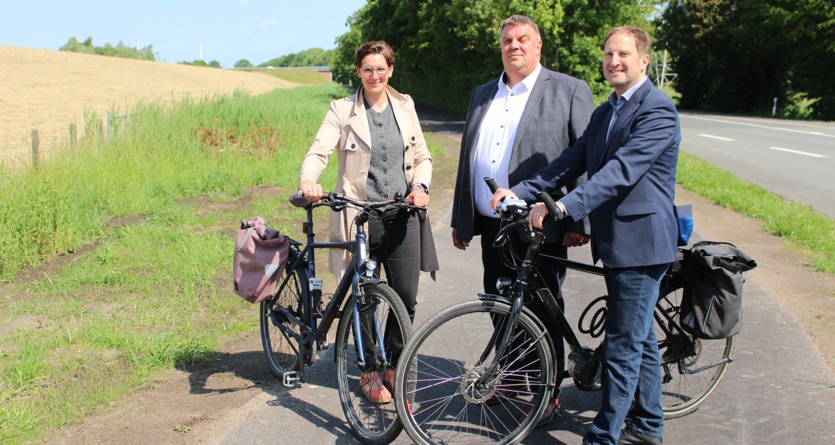 OB Carsten Feist, Maike Schun und Niksa Marusic am Radweg Friesendamm