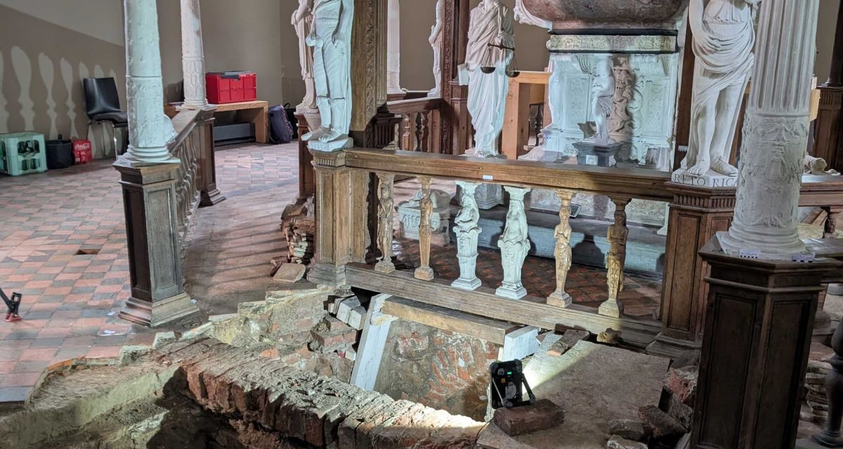 Zu sehen ist das geöffnete Grab von Fräulein Maria an der Stadtkirche Jever