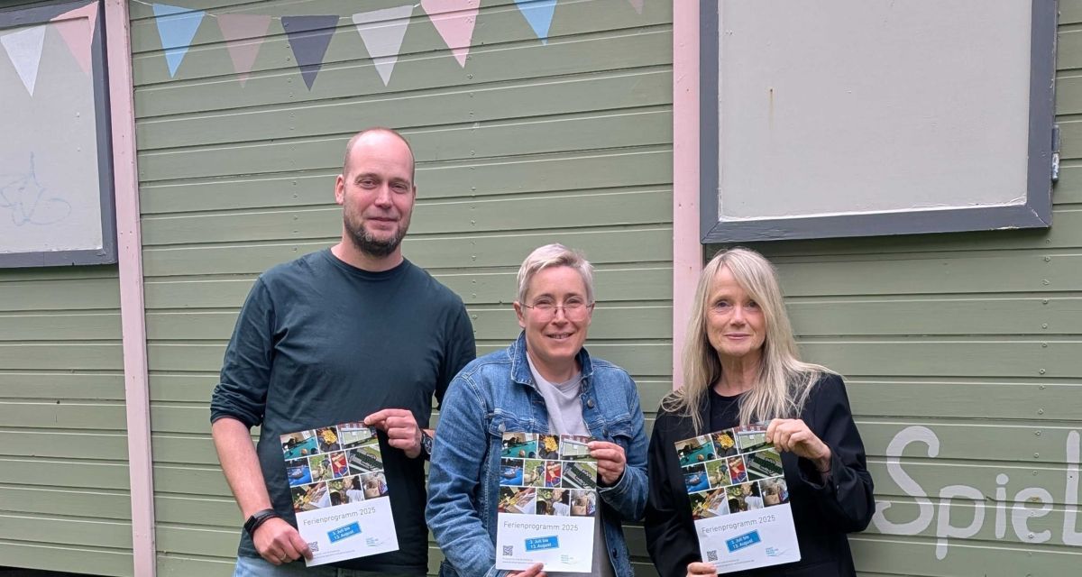 zu sehen sind Ulrike Luhmann und Jan Gerjets von der Jugendstätte am Krähenbusch die das Sommerferienprogramm 2025 vorstellen