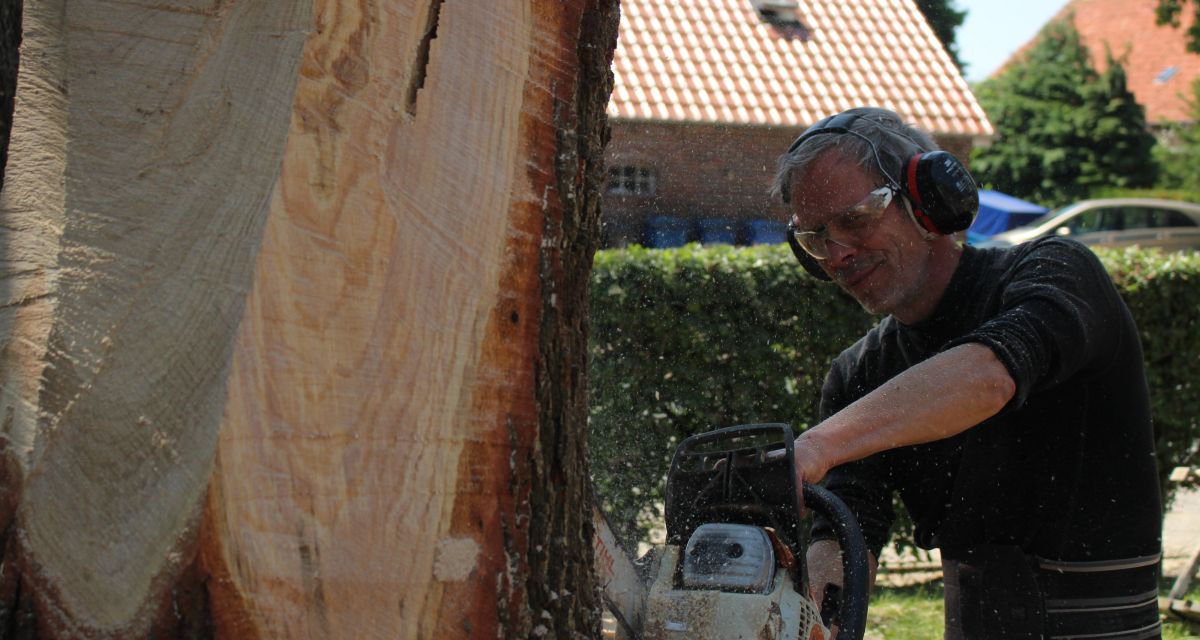  Der Veranstalter des 10. Bildhauersymposium in Horsten Thorsten Schütt bei der Arbeit an seiner diesjährigen Skulptur