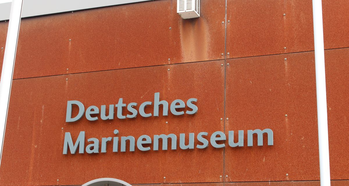 zu sehen nist der Schriftzug an der rostigen Fassade