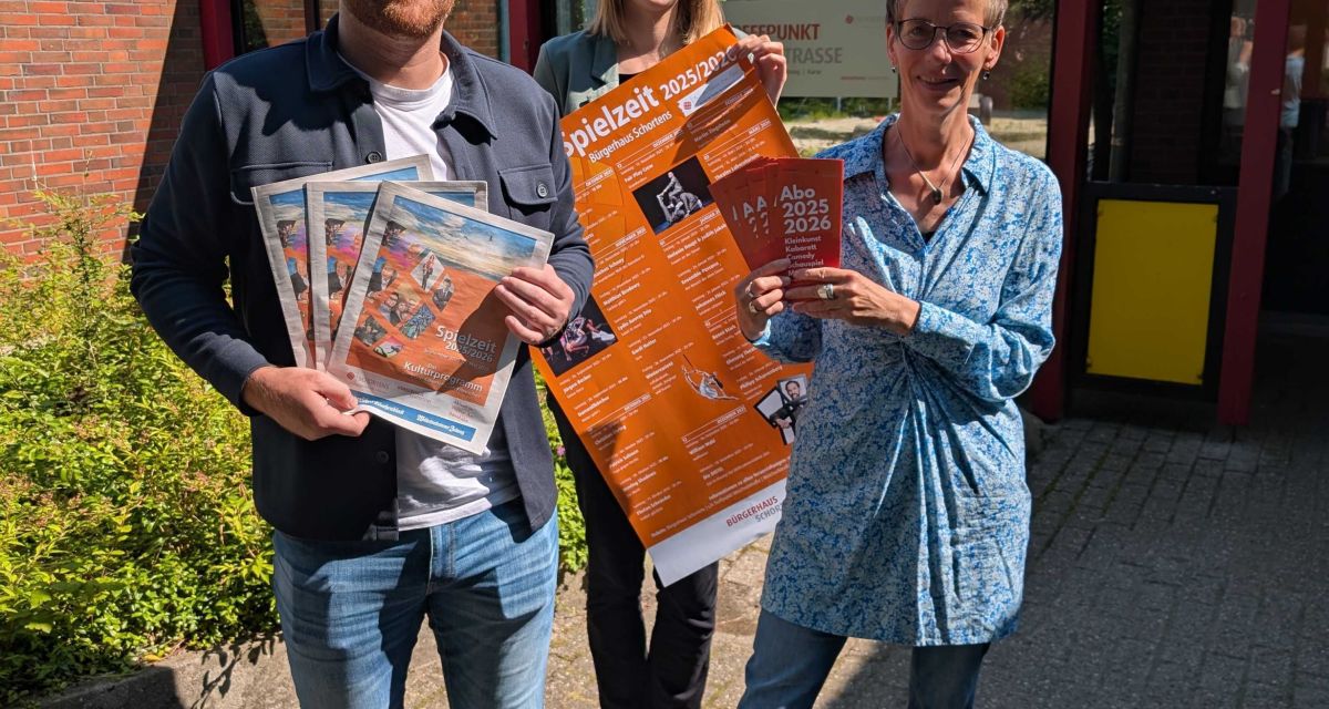 Zu sehen sind Lotta Klein, Carola Holm und Stefan de Buhr, alle vom Bürgerhaus Schortens zum Kulturprogramm 2025/2026 vor dem Treffpunkt Weichselstraße.
