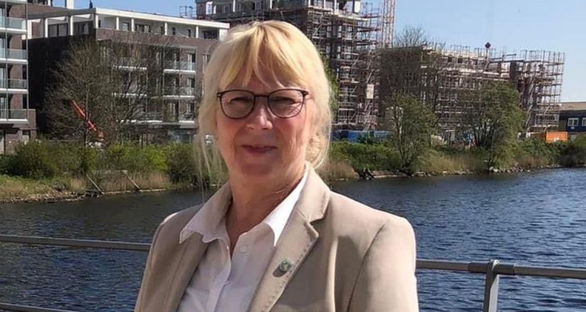 Zu sehen ist die Erste Kreisrätin des landkreises Friesland an eienm sonnigen Tag im Portrait