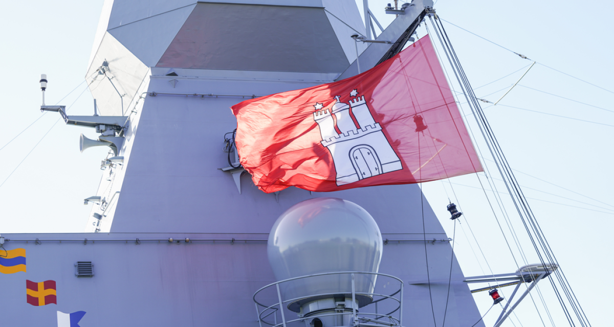 Auf dem Bild ist ein Ausschnitt der Fregatte 