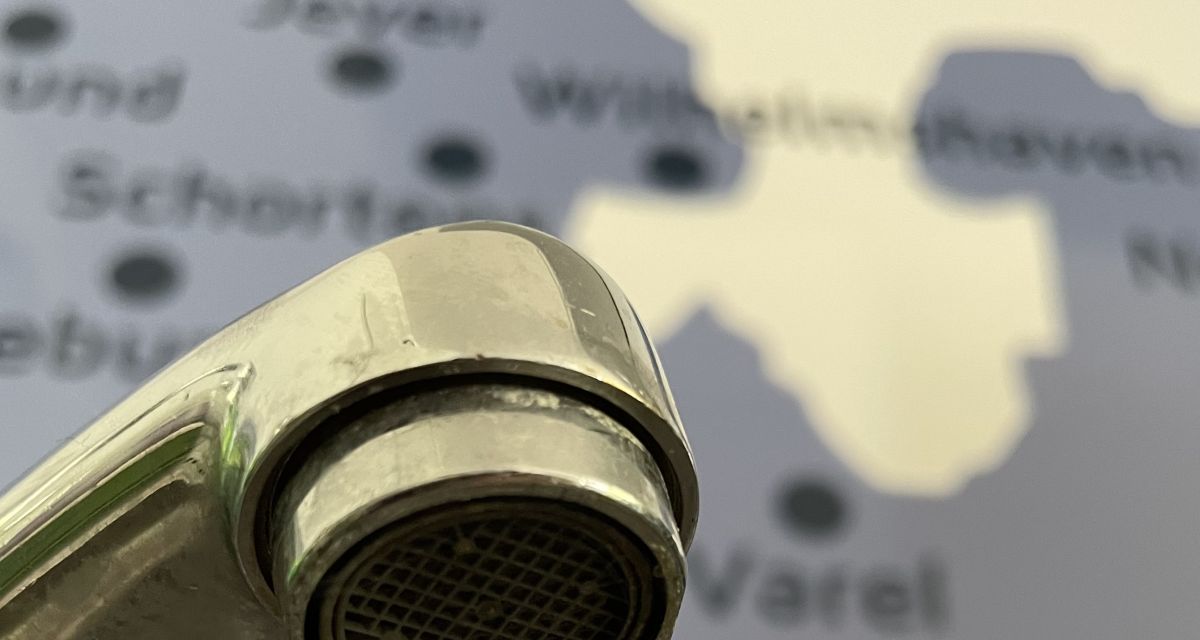 Wasserhahn vor Landkarte