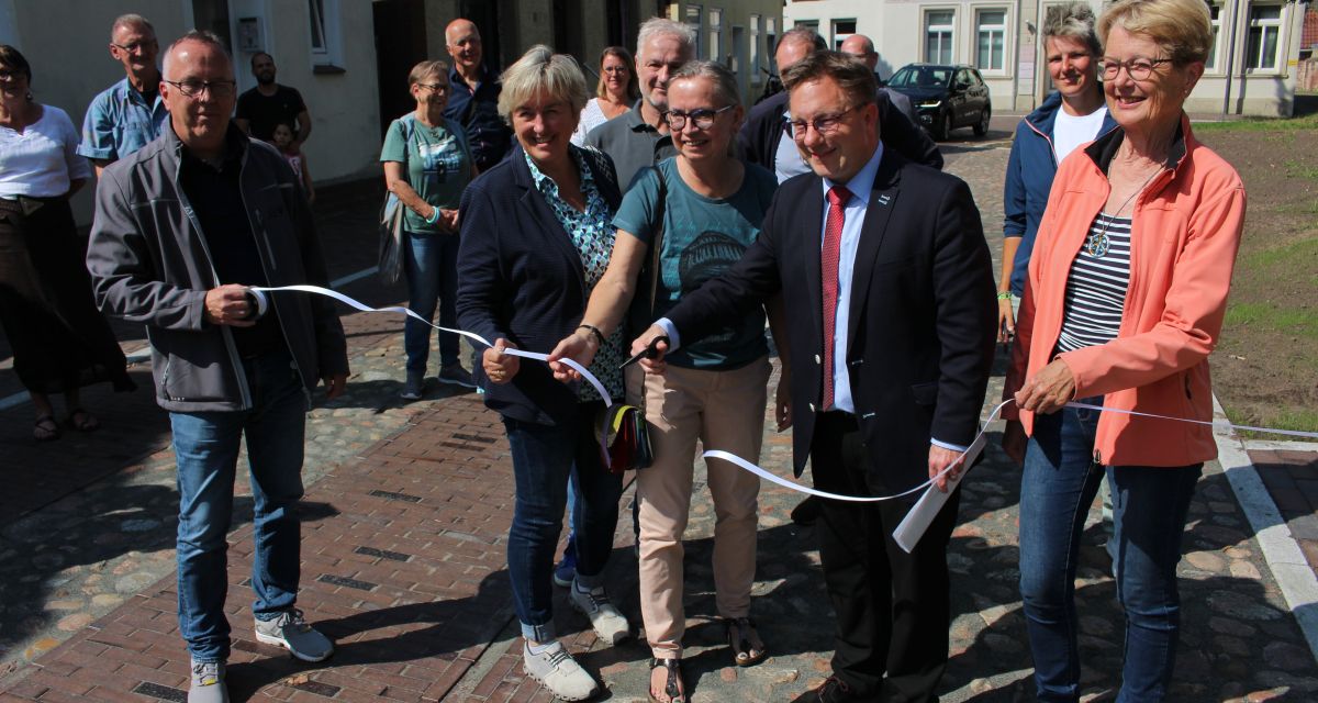 Die Bauarbeiten an der Blumenstraße in Jever wurden abgeschlossen. Um den Charakter der Straße beizubehalten wurden die alten Steine der Straße wiederverwendet.