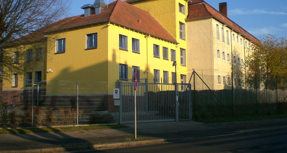 Gezeigt wird der Eingang der Justizvollzugsanstalt im Mühlenweg Wilhelmshaven