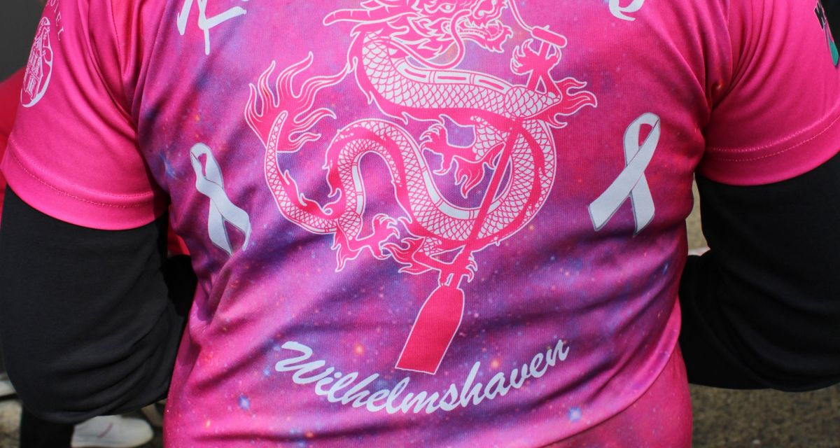 Zu sehen ist die Rückseite eines pinken Trikots mit der Aufschrift 