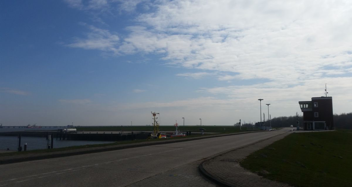 Man sieht den Hooksieler Hafen