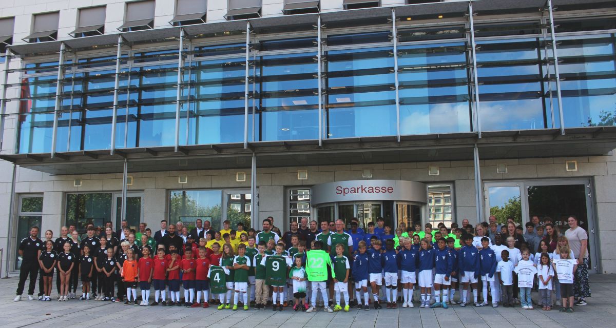 Bei der Trikot Offensive haben die Sponsoren Sparkasse Wilhemshaven, Spar+Bau und die GEW es mehreren Mannschaften mit der Hilfe von Leffers einen neuen Satz Trikots gesponsort