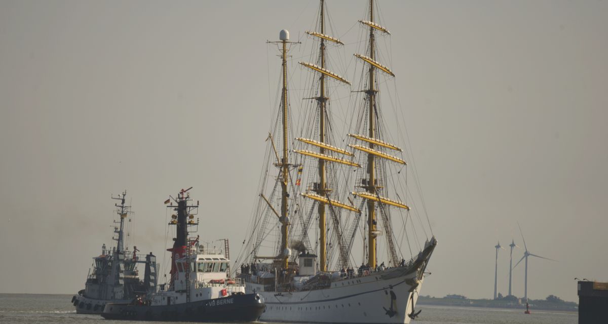 Zwei Schlepper geleiten die Gorch Fock in den Stützpunkt Wilhelmshaven