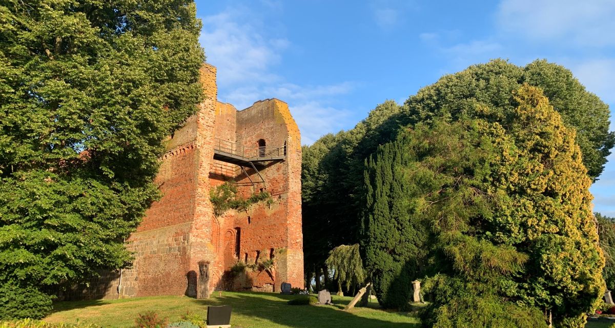 Zu sehen ist der halb zerstörte Kirchturm in Reepsholt. Das zum Teil verfallene Bauwerk ist das Wahrzeichen des Dorfes in der Gemeinde Friedeburg.