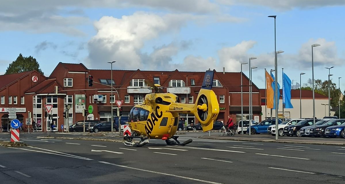 Ein ADAC-Rettungshubschrauber steht auf der Kreuzung Banter Weg/Bismarckstraße in Wilhelmshaven.