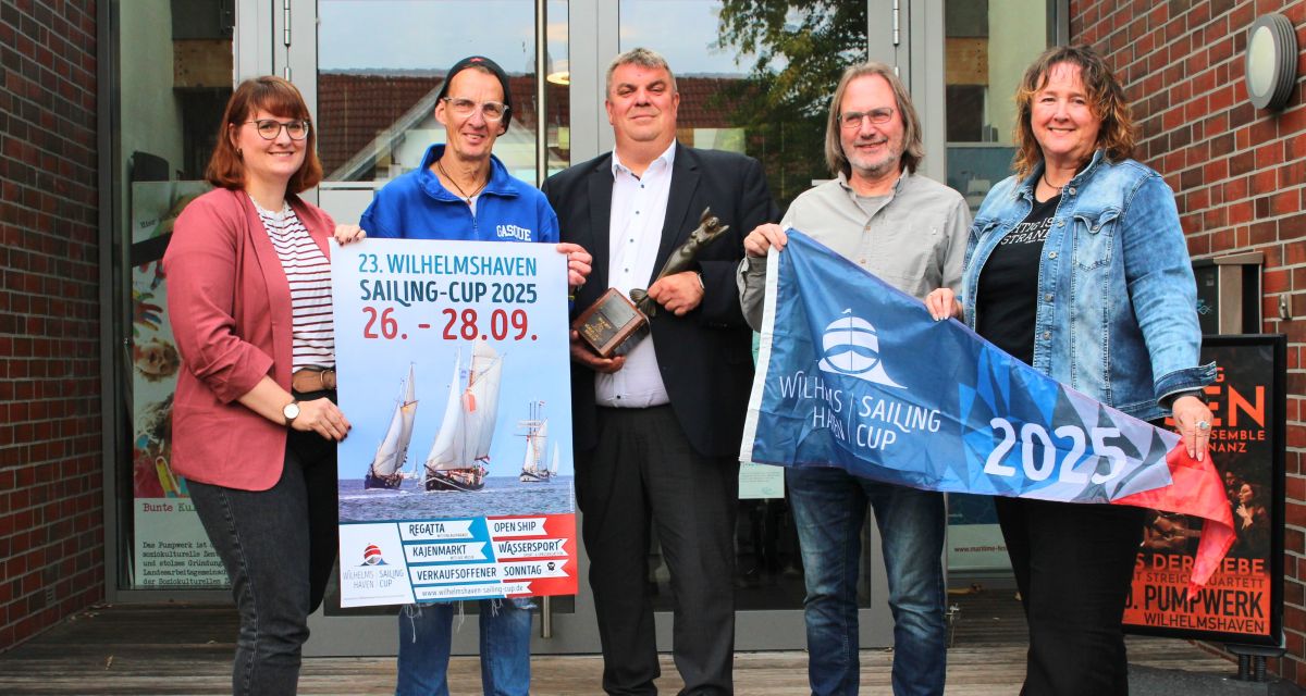 Janina Onken, Marco Theiß, OB Carsten Feist, Christoph Ganß und Heike Gorath präsentieren das Poster für den Wilhelmshaven Sailing Cup 2025