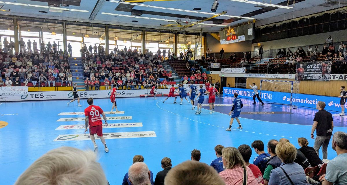 Zu sehen ist ein Heimspiel des Wilhelmshavener Handballvereins in der Nordfrostarena.