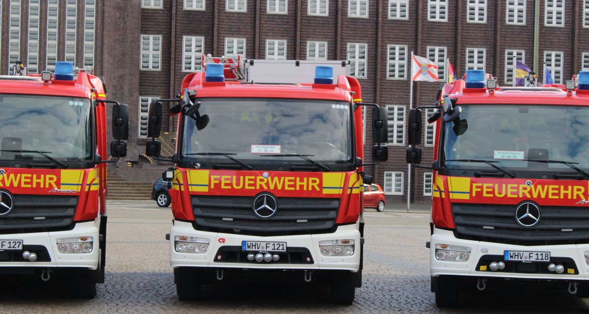 Drei Hilfeleistungslöschgruppenfahrzeuge der Feuerwehr Wilhelmshaven.