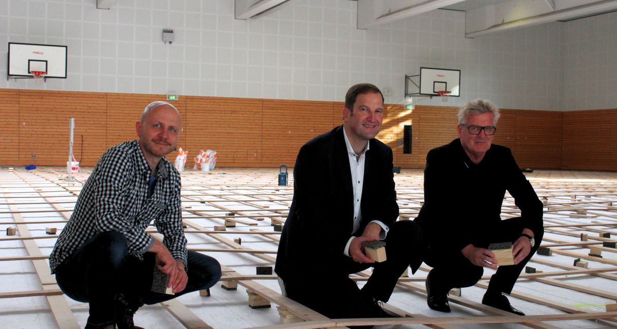 Peter Stöhr von der GGS, Stadtbaurat Niksa Marusic und Tim Menke, der Leiter der technischen Betriebe Wilhelmshavens