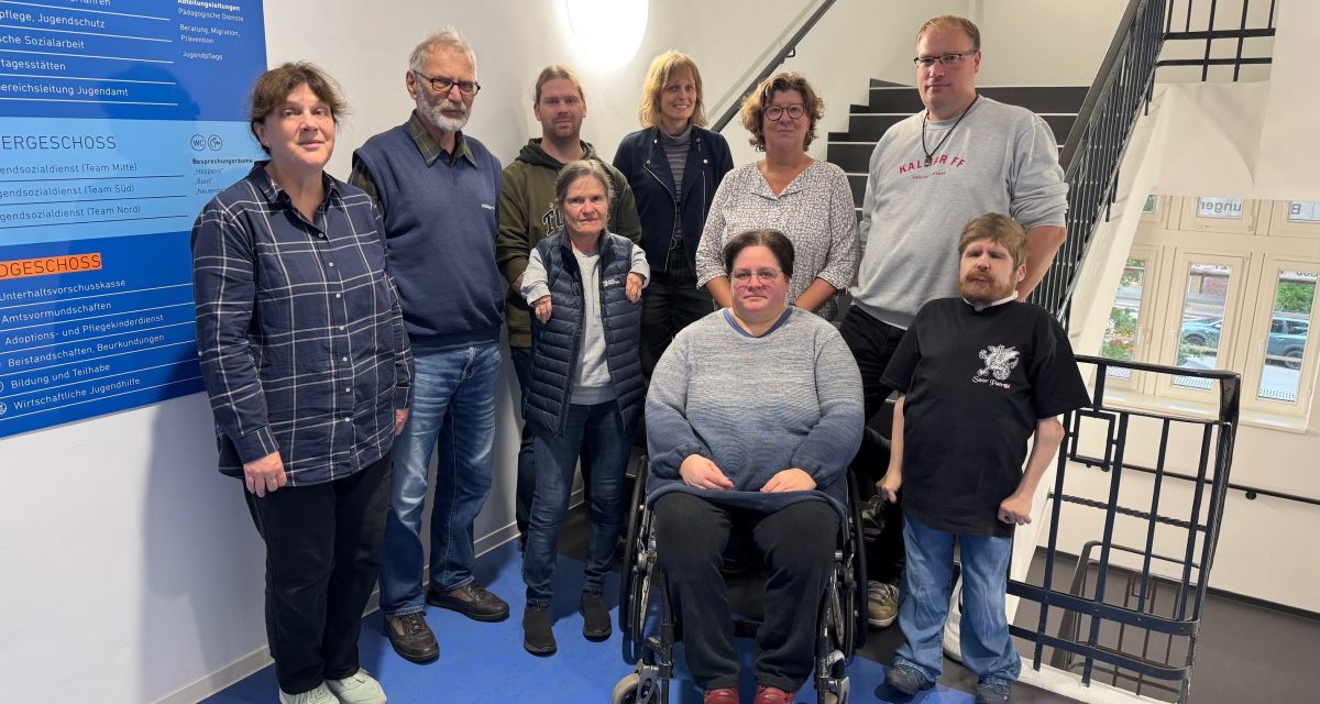 Gemeinsam mit dem Vorstand um Simon Herbst und Anne Blankemeyer (hintere Reihe, Dritter und Vierte von links) haben sich sechs der acht Mitglieder des Behindertenbeirats zur ersten Sitzung nach der Sommerpause getroffen. Administrativ betreut wird der Beirat von Ivo Nils Stahmer aus dem Sozialamt der Stadt Wilhelmshaven.