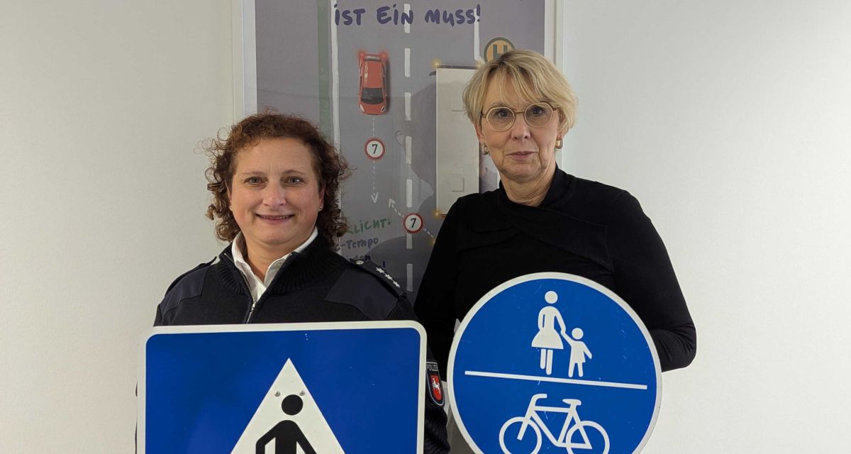 Zu sehen sind Samia Thoebel, Polizeihauptkommissarin und Verkehrssicherheitsberaterin der Polizeiinspektion Wilhelmshaven/Friesland und Hörgeräteakustikerin Birgit Kämmerling.