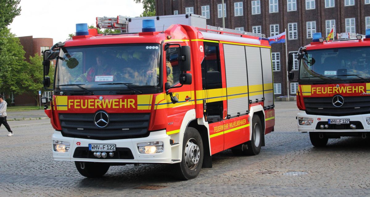 Zu sehen sind zwei Hilfeleistungslöschgruppenfahrzeuge der Feuerwehr Wilhelmshaven. 
