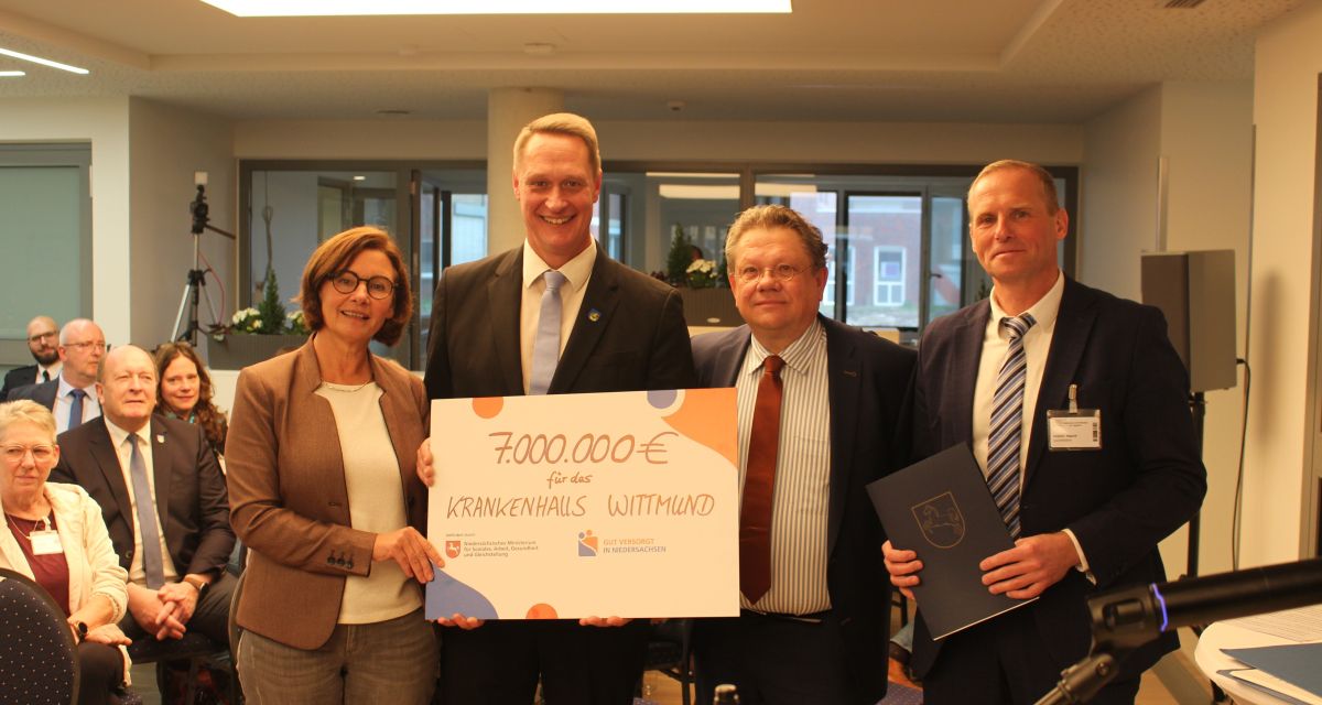 Der niedersächsische Gesundheits- und Sozialminister Andreas Philippi überreicht anlässlich der Einweihung des Erweiterungsbaus des Wittmunder Krankenhauses einen symbolischen Scheck über Fördergelder von 7 Millionen Euro. Zu sehen sind die SPD-Landtagsabgeordnete Karin Emken, Wittmunds Landrat Holger Heymann, Minister Philippi und Stephan Rogosik, der Geschäftsführer des Krankenhauses Wittmund.