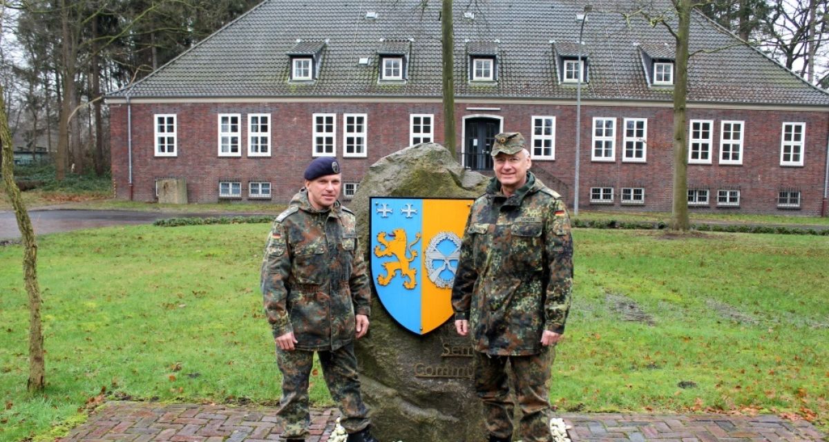 Zwei Männer in BW-Tarnkleidung posieren für die Kamera.