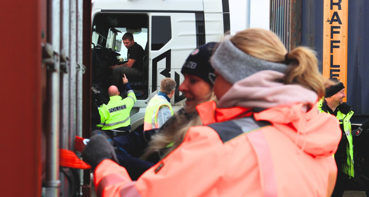 Polizei kontrolliert LKW am JadeWeserPort