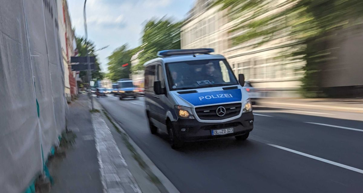 Ein Polizeiwagen fährt durch die Innenstadt von Wilhelmshaven.