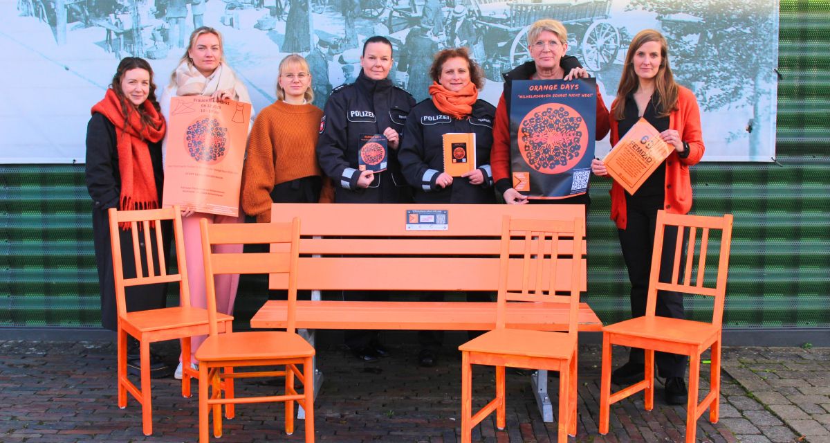 Orangene Stühle und Bänke zum Gedenken der Opfer von Femiziden