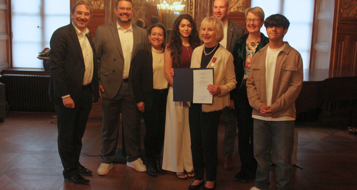 Verleihung der Verdienstmedaille für Gabriele Walde, Sven Ambrosy, Andres Gonzales Bucheli, Diana Lucia Millan Perdomo, Isabela und Lucas González Millan,