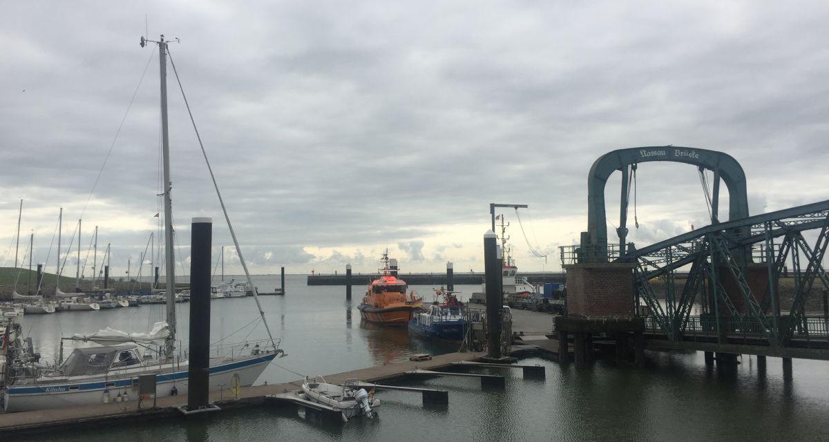 Zu sehen ist die Nassaubrücke im Nassauhafen in Wilhelmshaven. 
