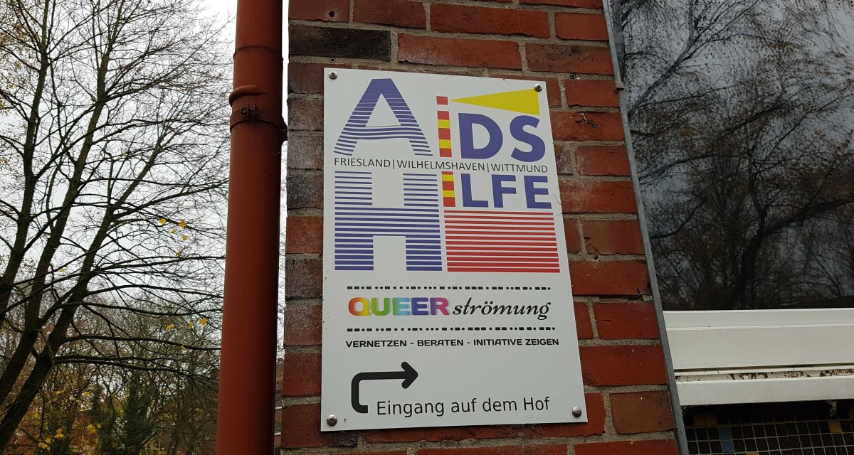 Das Schild der AIDS-Hilfe Wilhelmshaven.