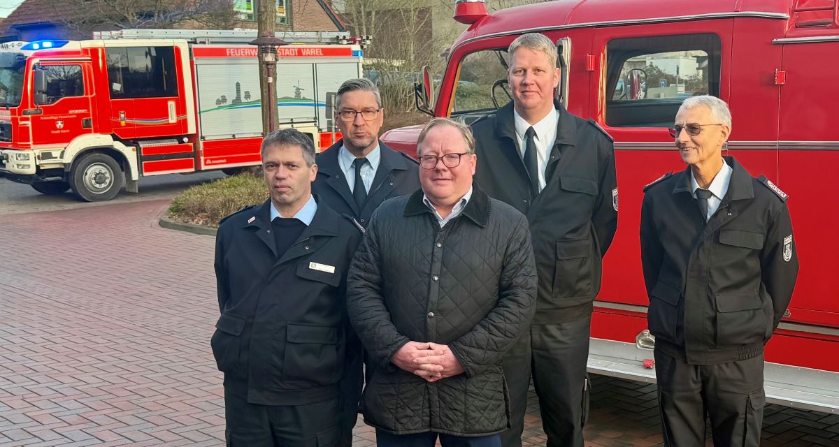 Eine Abordnung der Vareler Feuerwehren holte Dirk Heise an seinem letzten Arbeitstag als Erster Stadtrat der Stadt Varel am Rathaus ab und fuhr ihn mit dem Henschel-Oldtimer nach Hause, von links: Stadtbrandmeister Bernd Steffen, Ortsbrandmeister Tobias Hibben, Dirk Heise, Ortsbrandmeister Mathias Rothenburg und Gerätewart Jörg Söker.