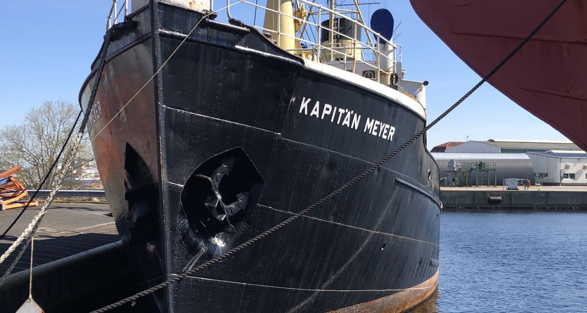 Der Bug eines schwarzen Damptonenlegers mit dem Schriftzug