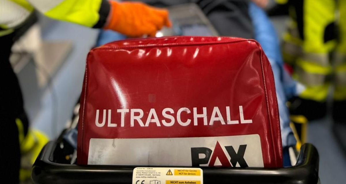 Eine rote Tasche mit der Aufschrift 